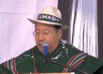 El presidente Luis Arce entrega una unidad educativa en Oruro.