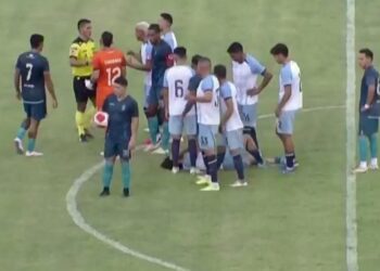 Una discusión entre los jugadores de ambos planteles.