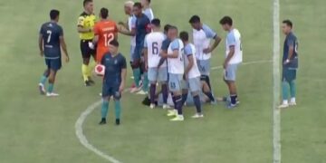 Una discusión entre los jugadores de ambos planteles.