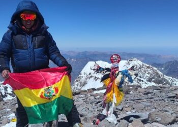 Hugo Ayaviri en plena cima del Aconcagua.