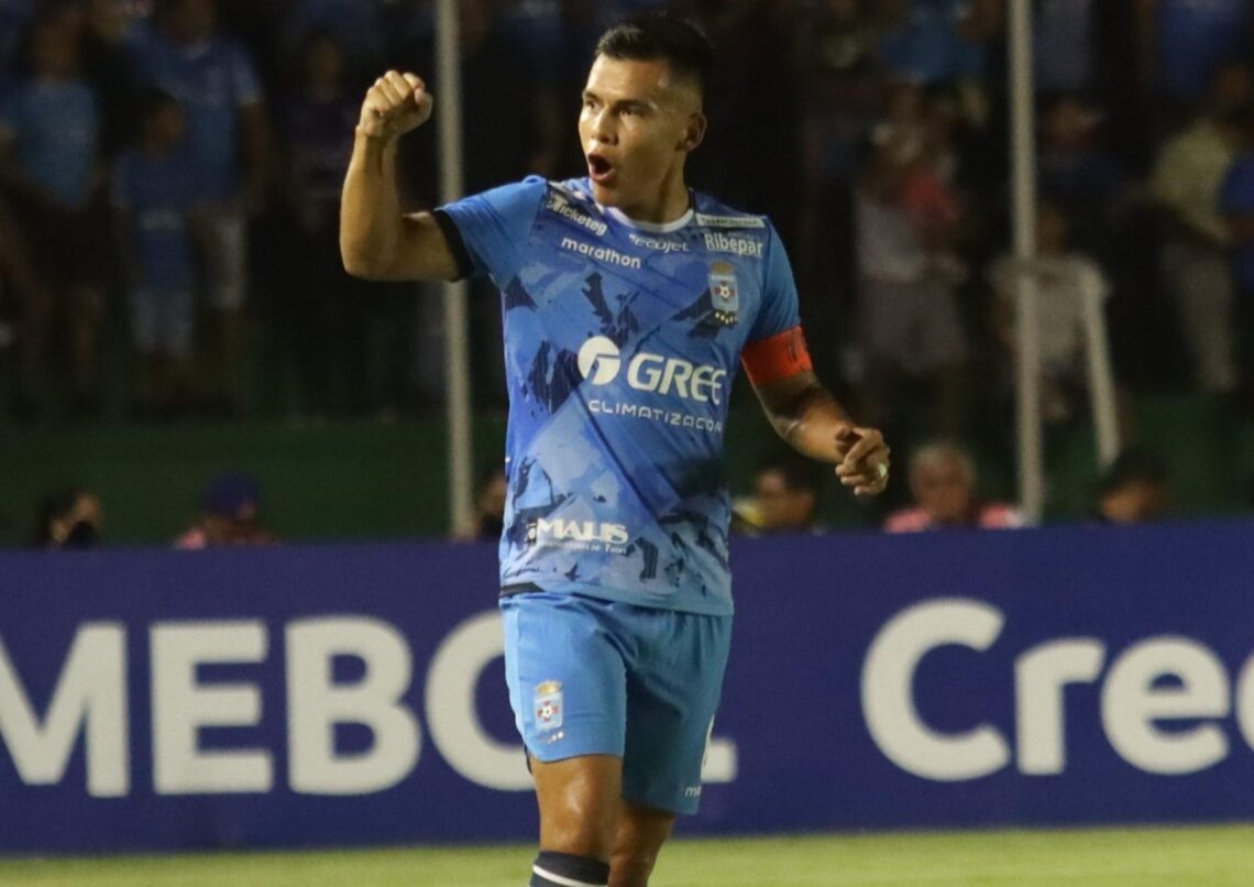 El capitán bloominista Moisés Villarroel celebra uno de los goles locales.