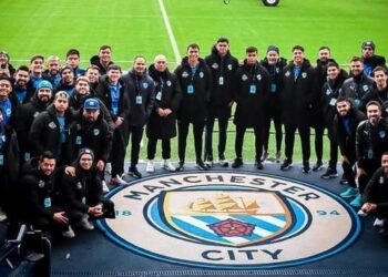 El plantel de Bolívar en el Etihad Stadium donde el City juega la Premier League