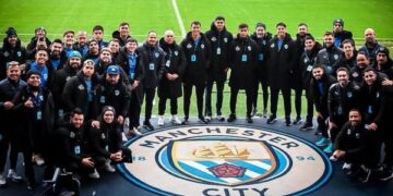 El plantel de Bolívar en el Etihad Stadium donde el City juega la Premier League
