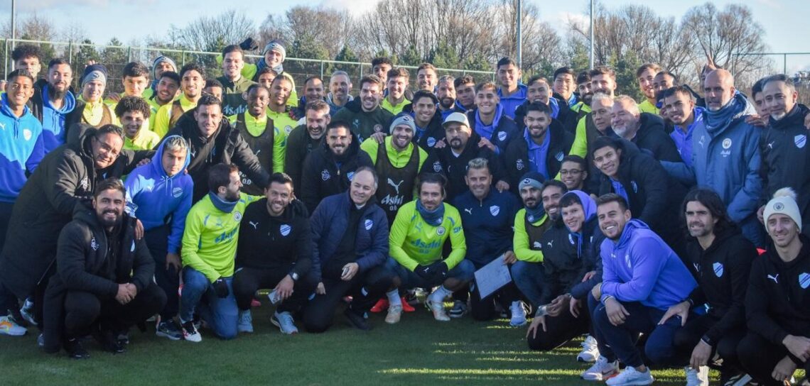 Los jugadores de Bolívar y del Manchester City posaron este jueves en predios del afamado club inglés.