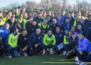 Los jugadores de Bolívar y del Manchester City posaron este jueves en predios del afamado club inglés.