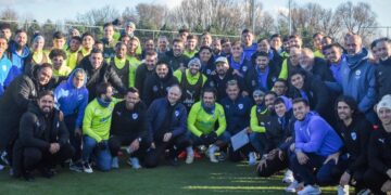 Los jugadores de Bolívar y del Manchester City posaron este jueves en predios del afamado club inglés.