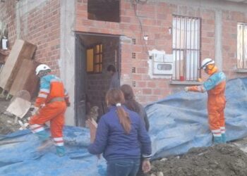 Dos familias fueron evacuadas luego de un deslizamiento en Cotahuma.