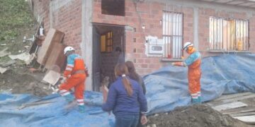 Dos familias fueron evacuadas luego de un deslizamiento en Cotahuma.