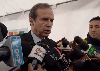 El expresidente Jorge Tuto Quiroga es entrevistado por la prensa.