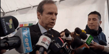 El expresidente Jorge Tuto Quiroga es entrevistado por la prensa.