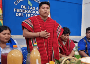 El senador Leonardo Loza junto al expresidente Evo Morales.