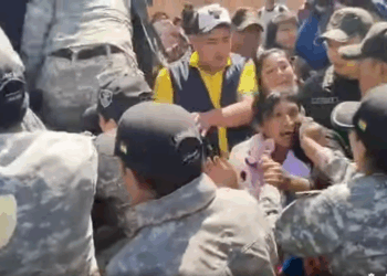 La Policía detiene a una de las manifestantes que atacó la comitiva del presidente.