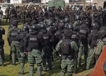 Policías ingresan al penal de Chonchocoro, La Paz.