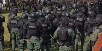 Policías ingresan al penal de Chonchocoro, La Paz.