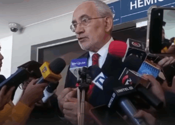 El expresidente Carlos Mesa es entrevistado por la prensa.