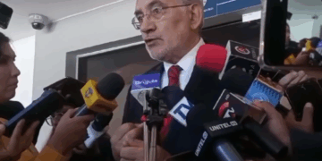 El expresidente Carlos Mesa es entrevistado por la prensa.