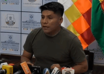 El senador Leonardo Loza brinda una conferencia de prensa.