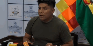 El senador Leonardo Loza brinda una conferencia de prensa.