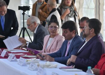 Líderes políticos asistieron a la convocatoria del TSE.