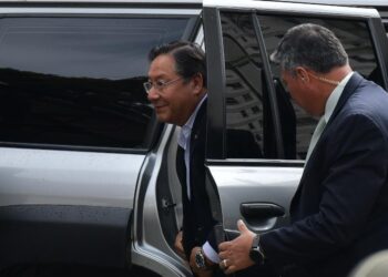 El presidente Luis Arce, del MAS, al ingresar a la Cumbre del TSE.
