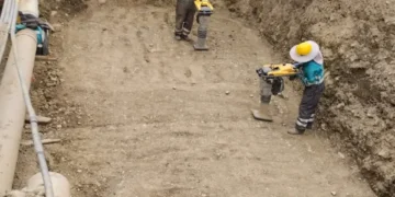 Obreros municipales trabajan en la reparación de la Av. del Poeta.