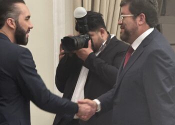 El presidente de El Salvador, Nayib Bukele se saluda al empresario Samuel Doria Medina.