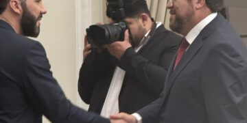 El presidente de El Salvador, Nayib Bukele se saluda al empresario Samuel Doria Medina.