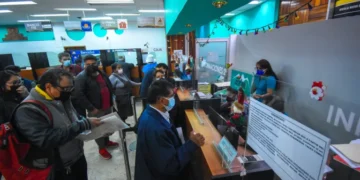 Contribuyentes pagan sus impuestos municipales.