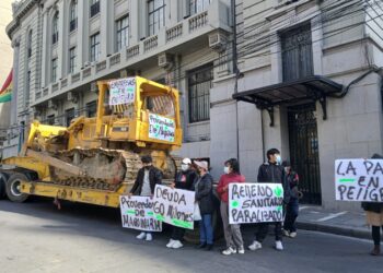 Maquinaria pesada bloquea la calle Mercado, en puertas del Palacio Consistorial.