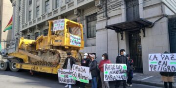 Maquinaria pesada bloquea la calle Mercado, en puertas del Palacio Consistorial.
