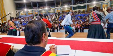 Jóvenes vestidos de mineros y palliris bailan una cueca en Oruro.