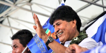 Evo Morales saluda a sus adherentes en un ampliado en Lauca Ñ.