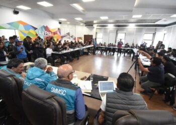 Reunión entre la Alcaldía, vecinos y dirigentes del transporte.