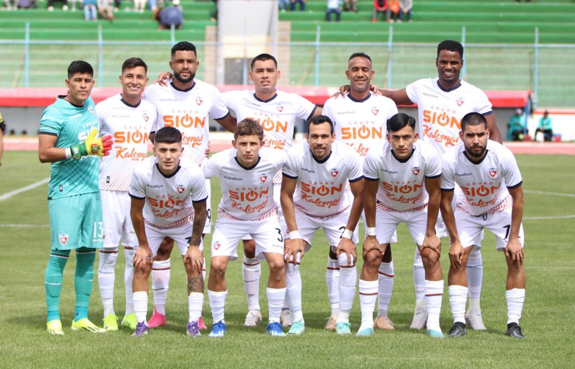 El plantel de Royal Pari que jugó ante Totora Real Oruro.