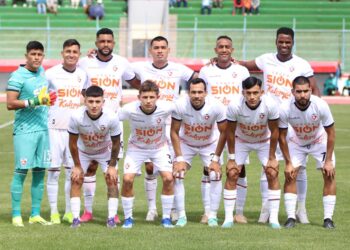 El plantel de Royal Pari que jugó ante Totora Real Oruro.