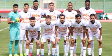 El plantel de Royal Pari que jugó ante Totora Real Oruro.