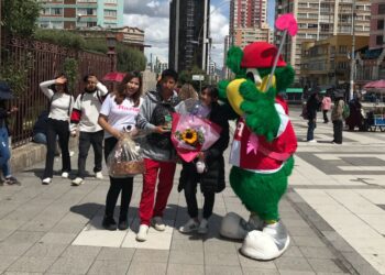 El amor se celebró en el centro paceño con La Razón y chocolates Para Ti. Foto: La Razón.
