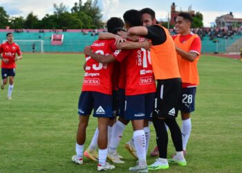 Los jugadores de Wilstermann celebran el gol de Héctor Bobadilla en Tarija