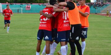 Los jugadores de Wilstermann celebran el gol de Héctor Bobadilla en Tarija
