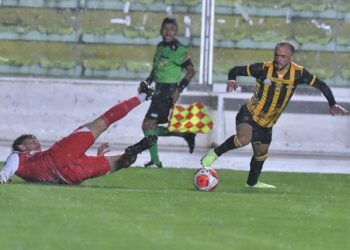 El delantero atigrado Juan Sinforiano Godoy supera la marca de un rival.