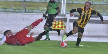 El delantero atigrado Juan Sinforiano Godoy supera la marca de un rival.