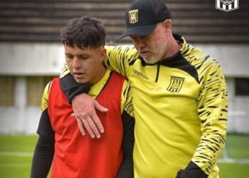 El entrenador Antonio Carlos Zago (der.) conversa con uno de sus dirigidos.