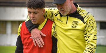 El entrenador Antonio Carlos Zago (der.) conversa con uno de sus dirigidos.