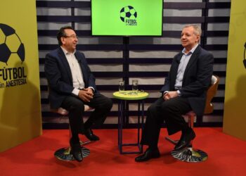 Toto Arévalo y José Alberto Gonzales en los estudios de La Razón en Auquisamaña.