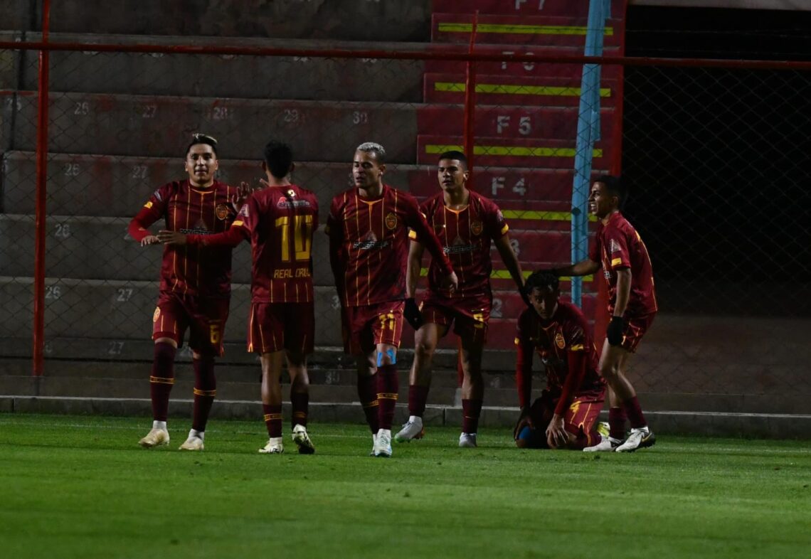 El festejo de los jugadores de Totora Real Oruro.