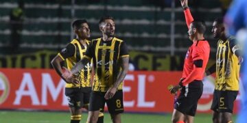 Luciano Ursino es expulsado a los 7 minutos del primer tiempo y dejó a su equipo disminuido.