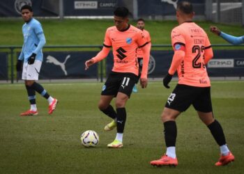 El volante tarijeño Ramiro Vaca domina el balón ante rivales del City
