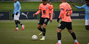 El volante tarijeño Ramiro Vaca domina el balón ante rivales del City
