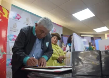 El alcalde Iván Arias promulga la Ley del Alivio Tributario.