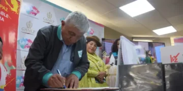 El alcalde Iván Arias promulga la Ley del Alivio Tributario.